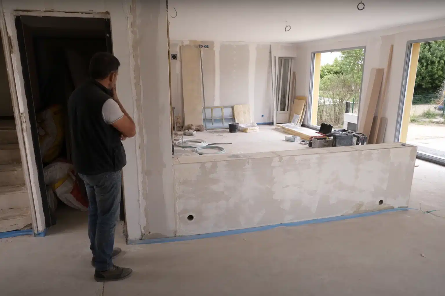 Personne observant chantier de rénovation intérieure